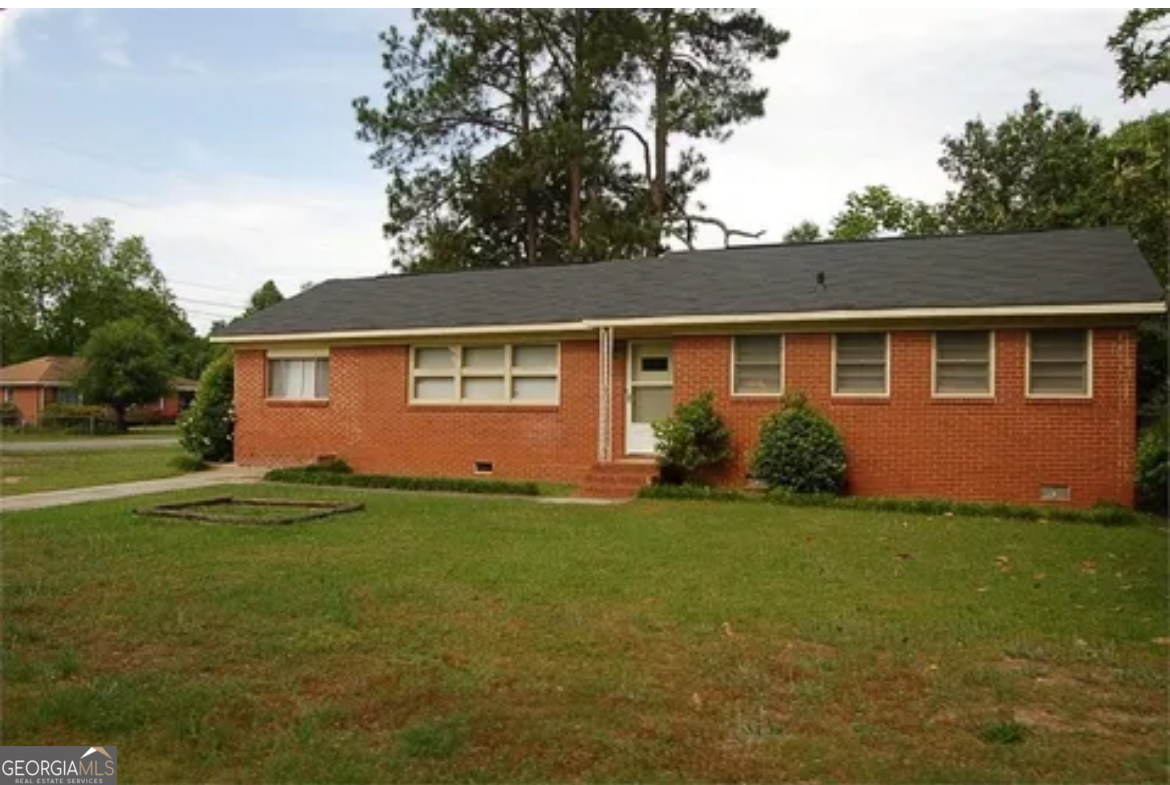 a view of a house with a backyard