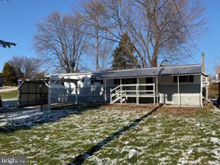 a view of a house with a yard and garage