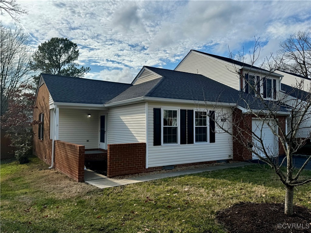 a view of a house with a yard