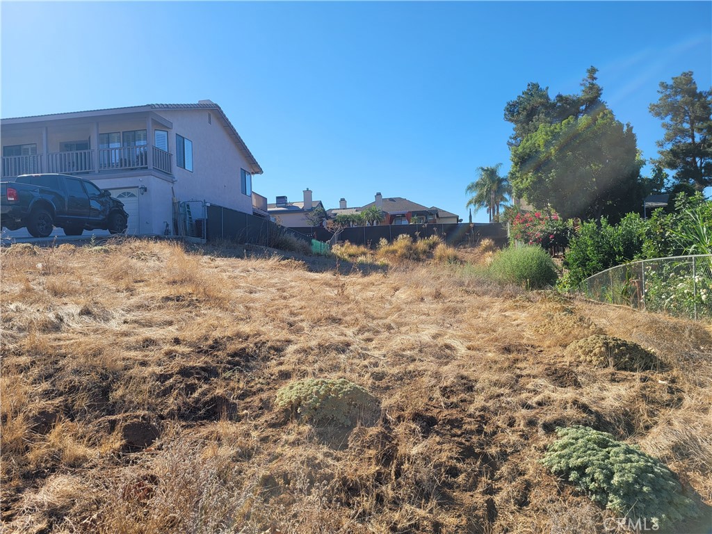 a view of a backyard of the house