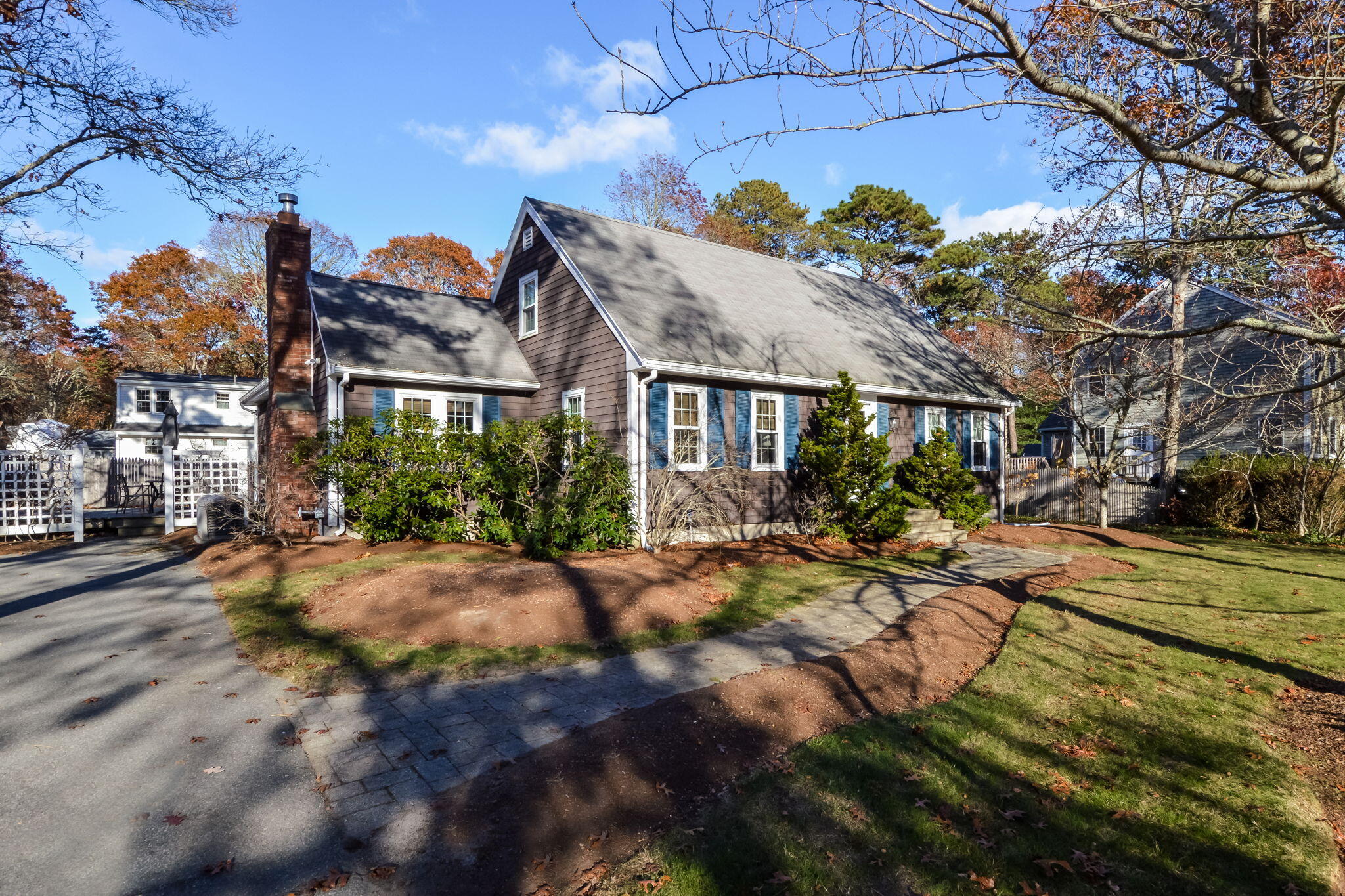 a view of a house with a yard