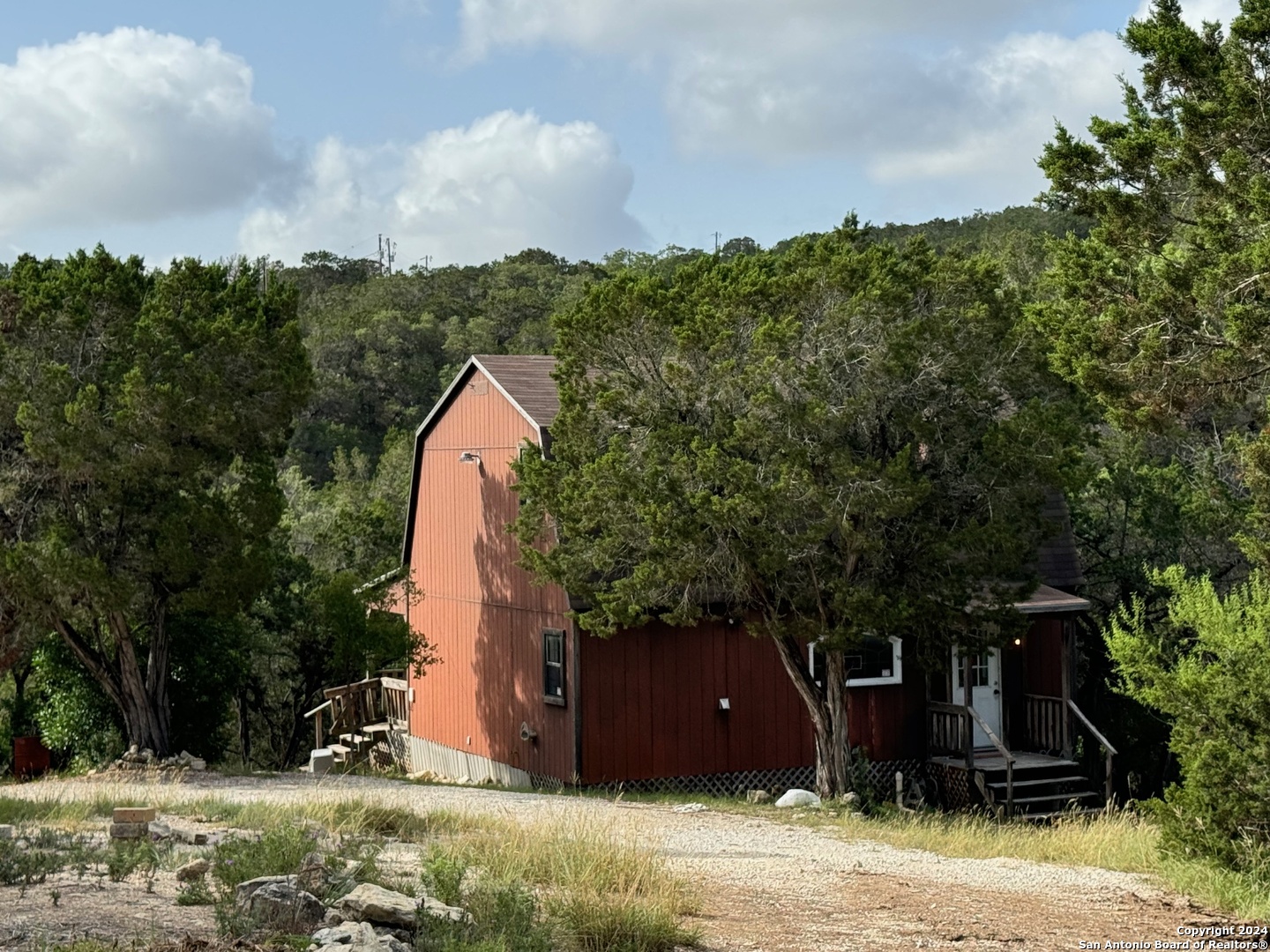 a view of a backyard