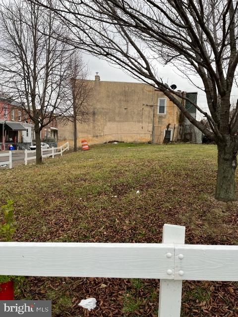 a view of a back yard