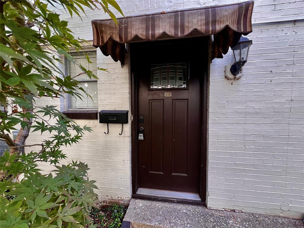 a view of entryway front of house