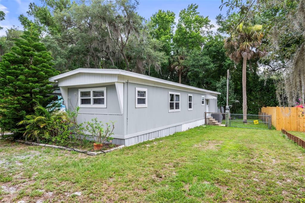 a view of a house with backyard