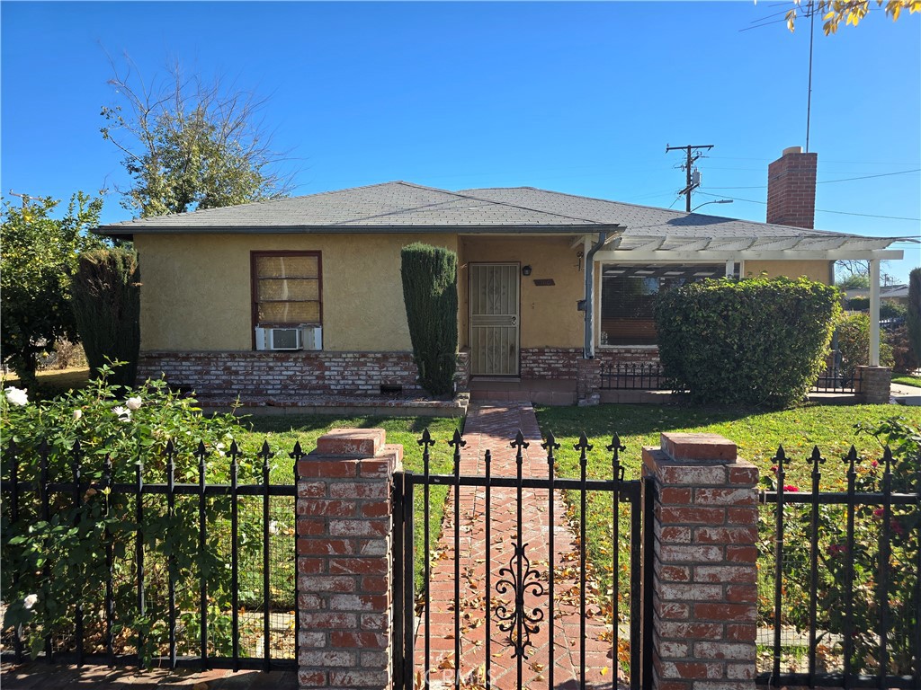 a front view of house with yard