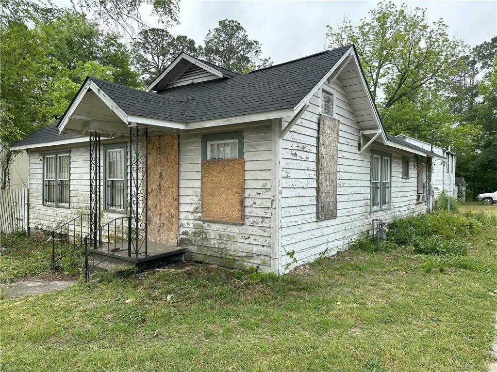 a view of backyard of house