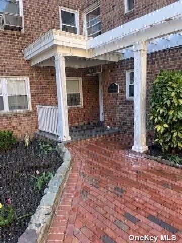 $1,730 | 70 Knightsbridge Road, Unit 3H | Great Neck Plaza Village