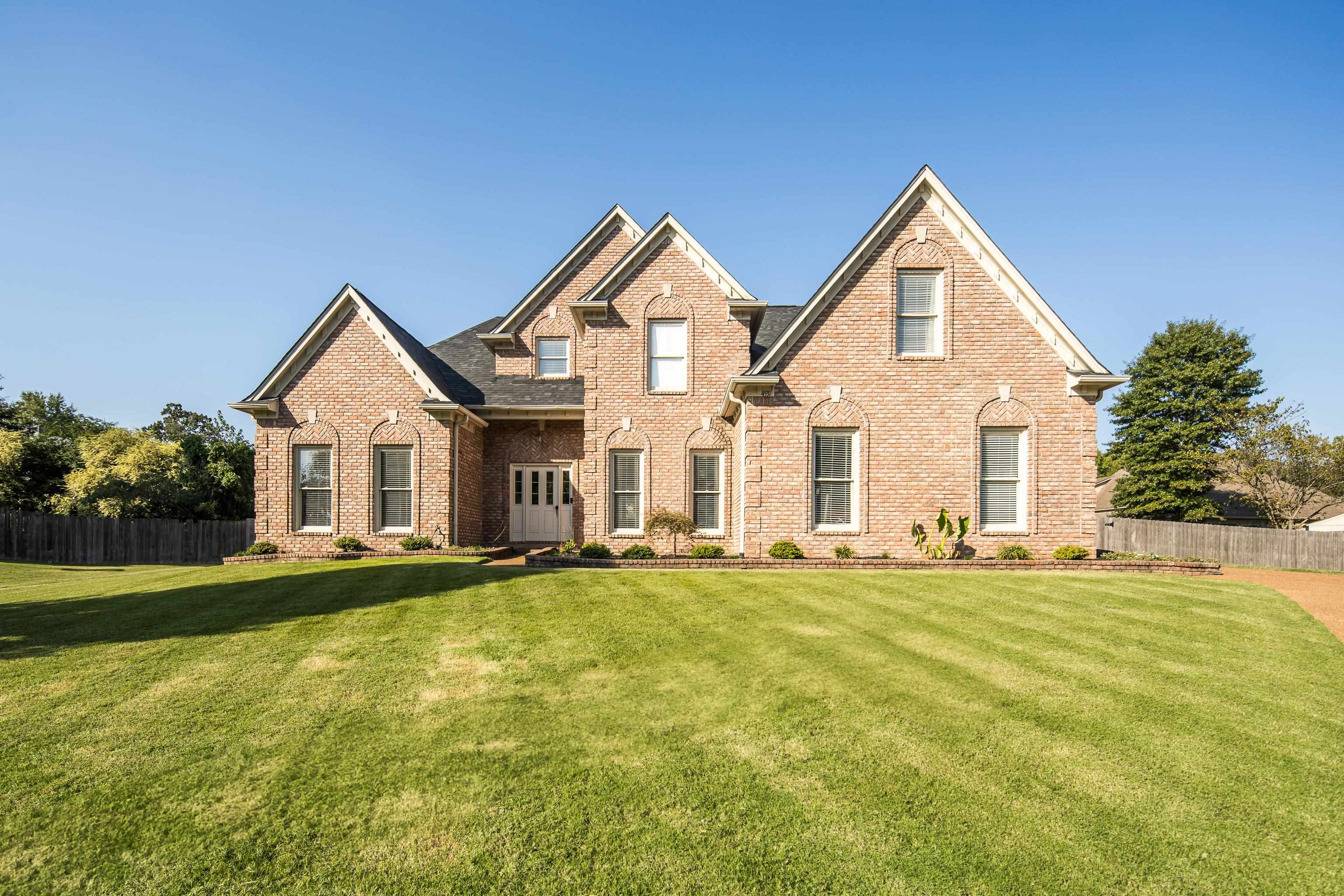 View of front facade with a front lawn