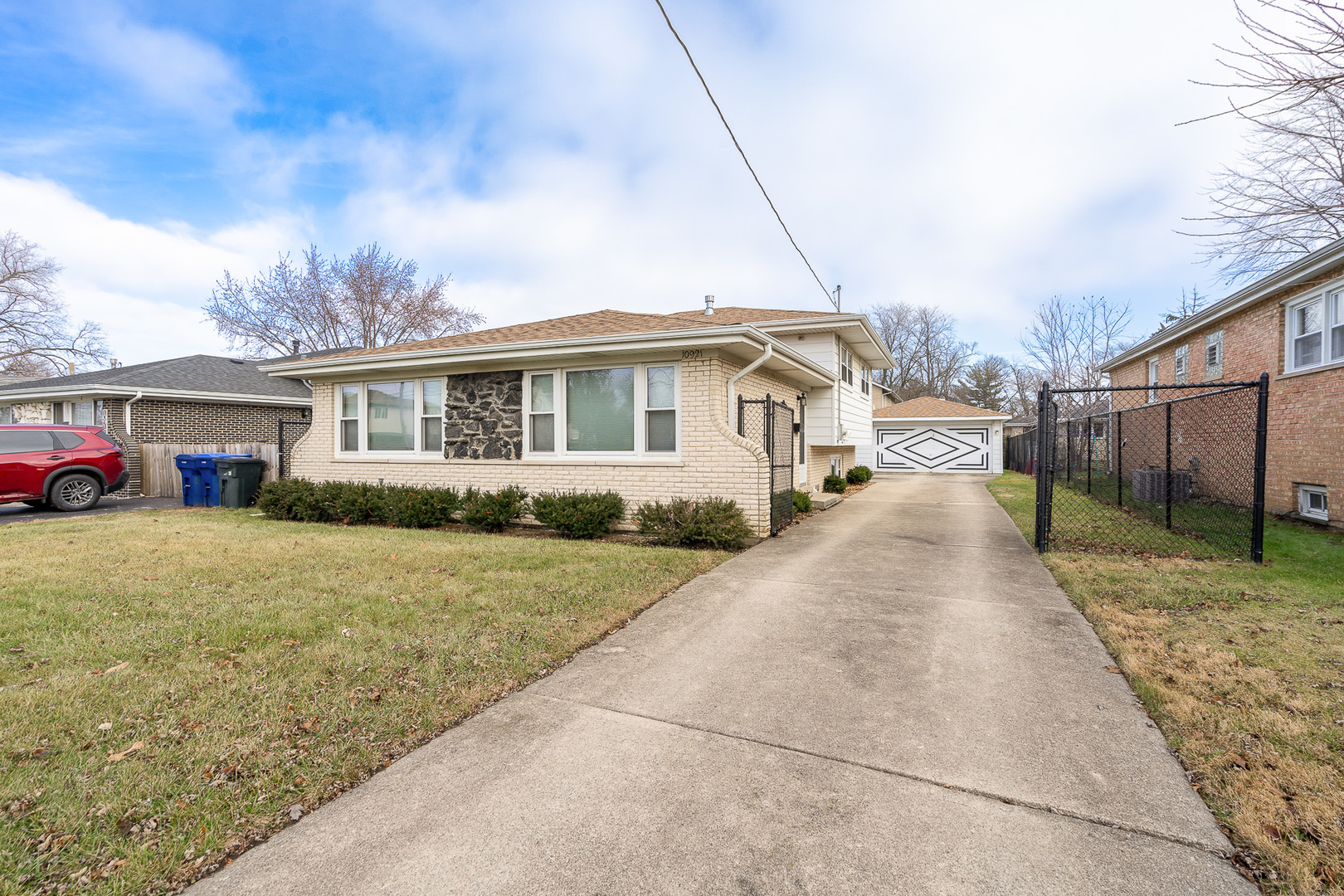 a view of a house with a yard