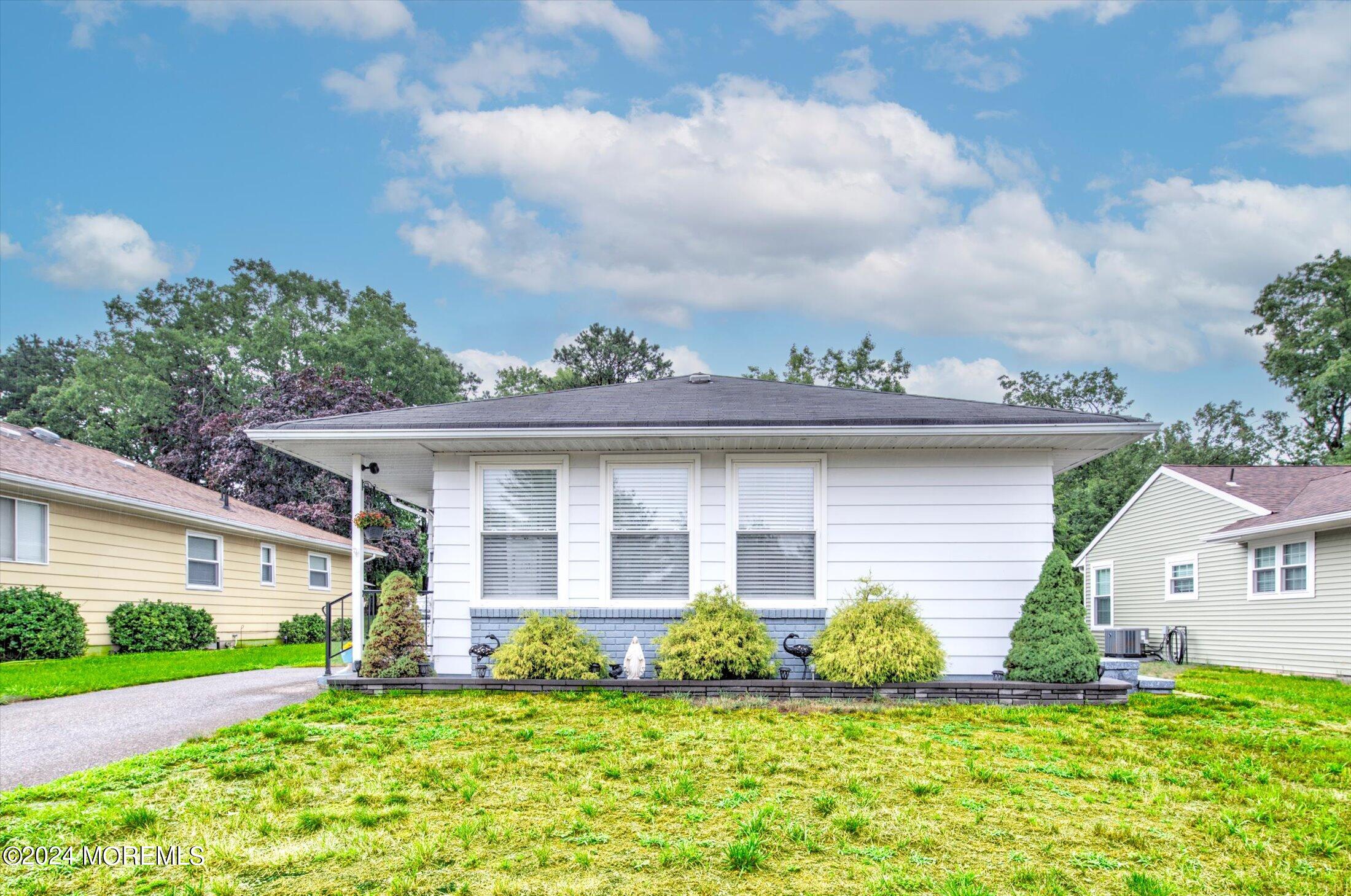 a view of a house with a yard