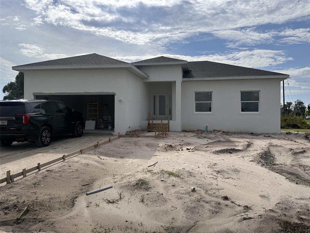 a view of a house with a yard