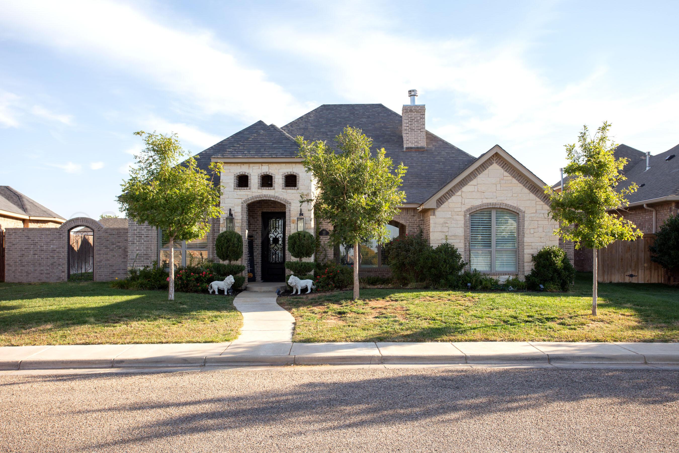 a view of a house with yard and plants