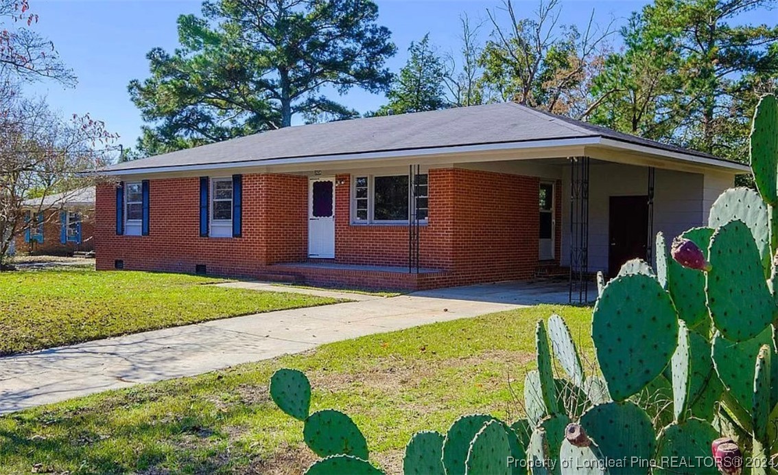 a view of a house with a backyard