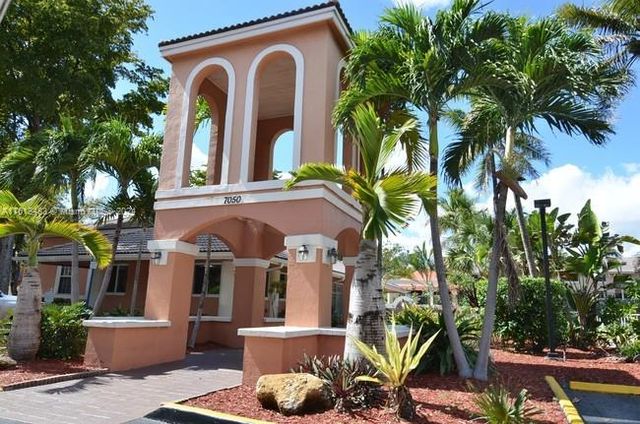 $1,950 | 7070 Northwest 179th Street, Unit 201 | Country Club of Miami