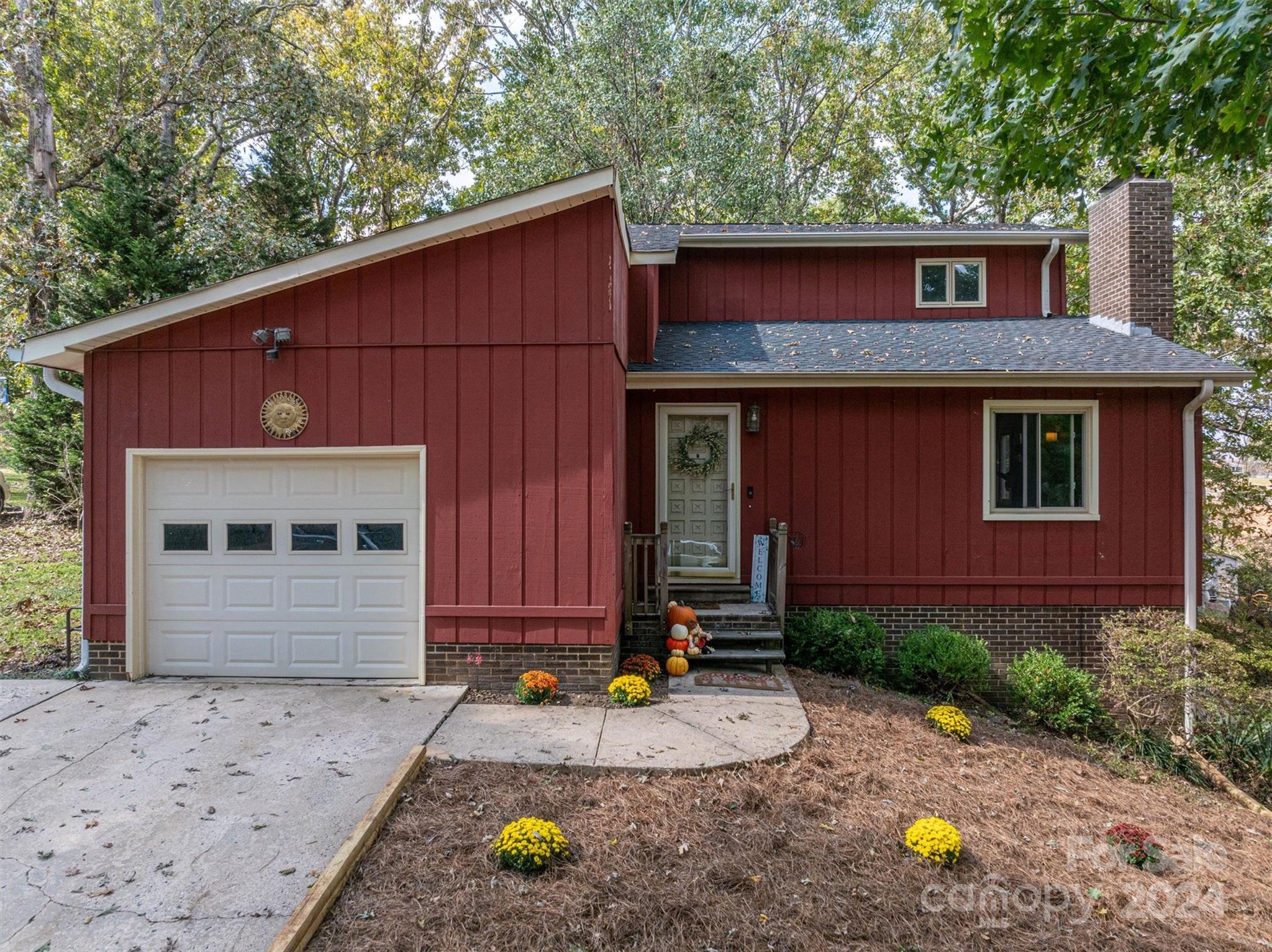 a view of a house with backyard