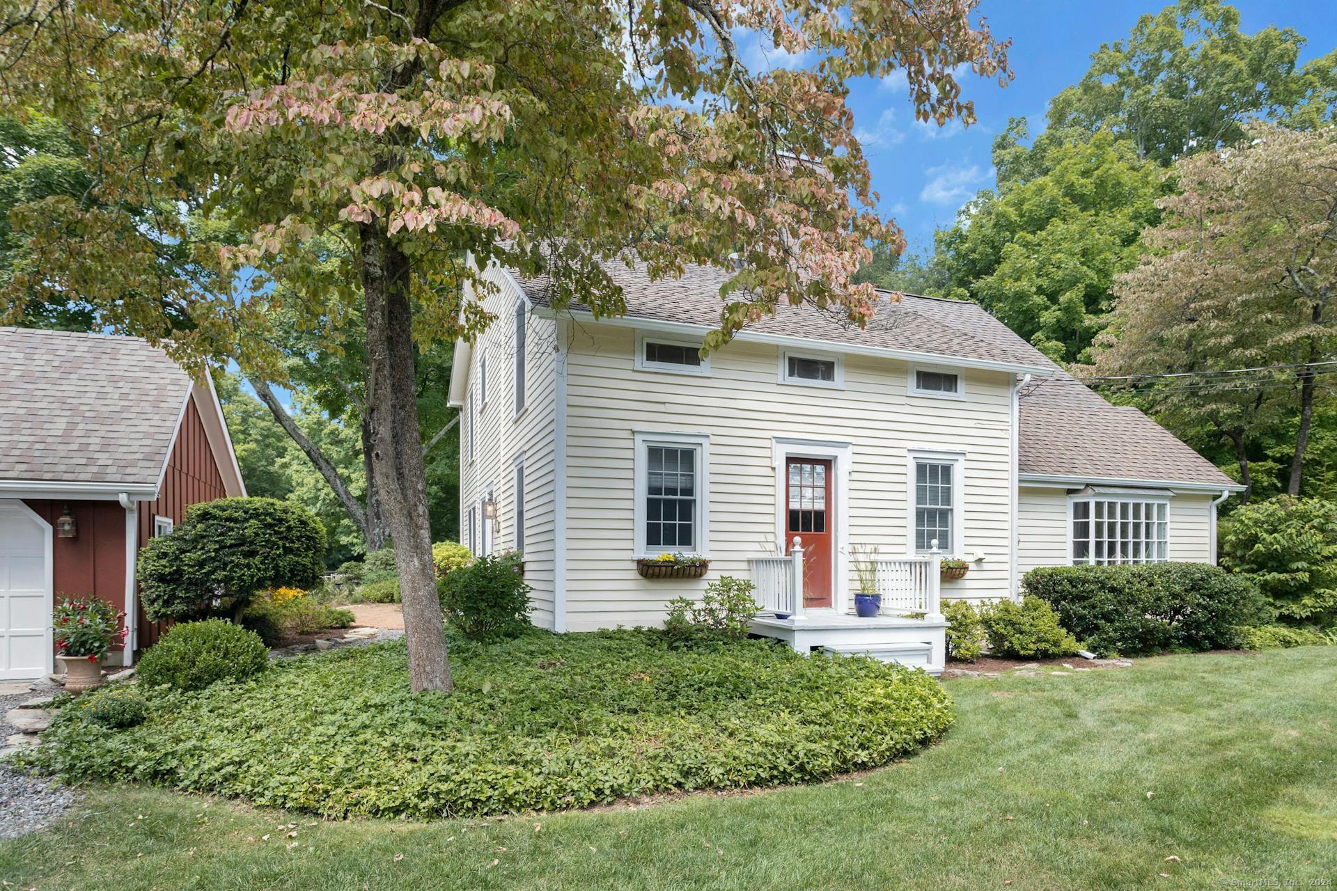 a view of a house with a yard