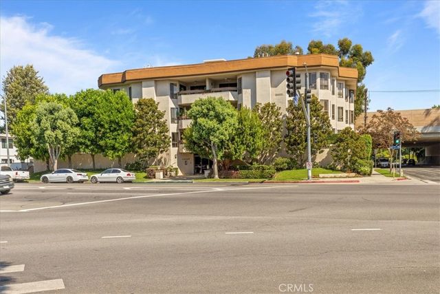 $1,049,000 | 10409 Riverside Drive, Unit 204 | Toluca Lake