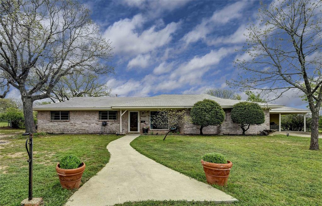 a view of a house with back yard