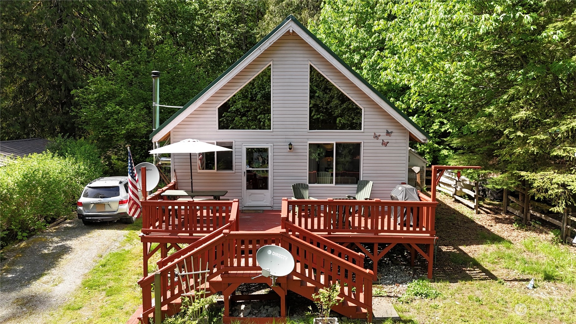 a view of a house with yard and deck