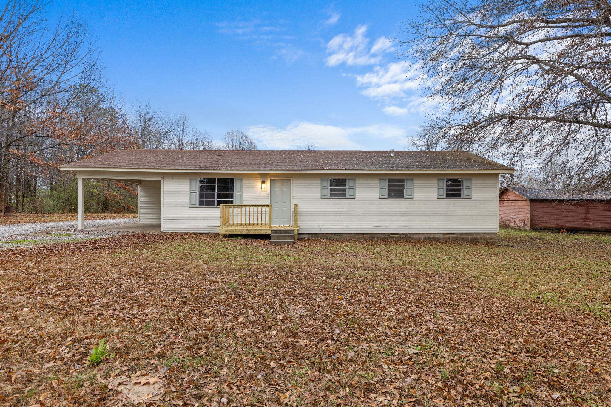 a house view with backyard space