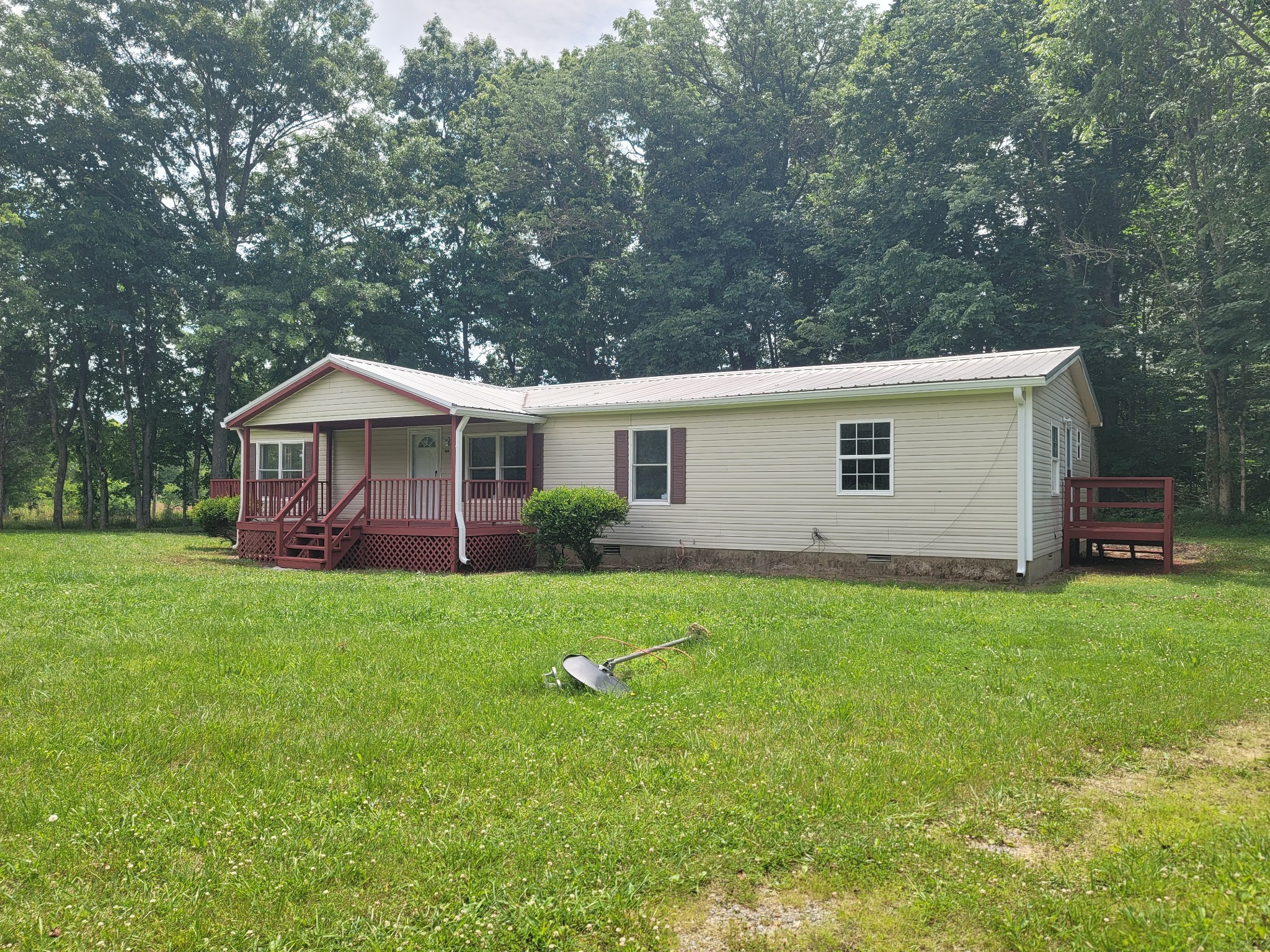 a view of a house with backyard and garden