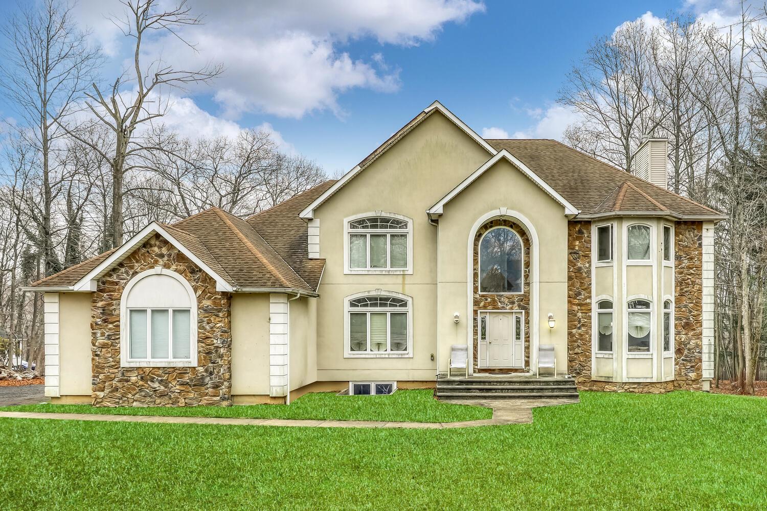 View of front of home featuring a front lawn