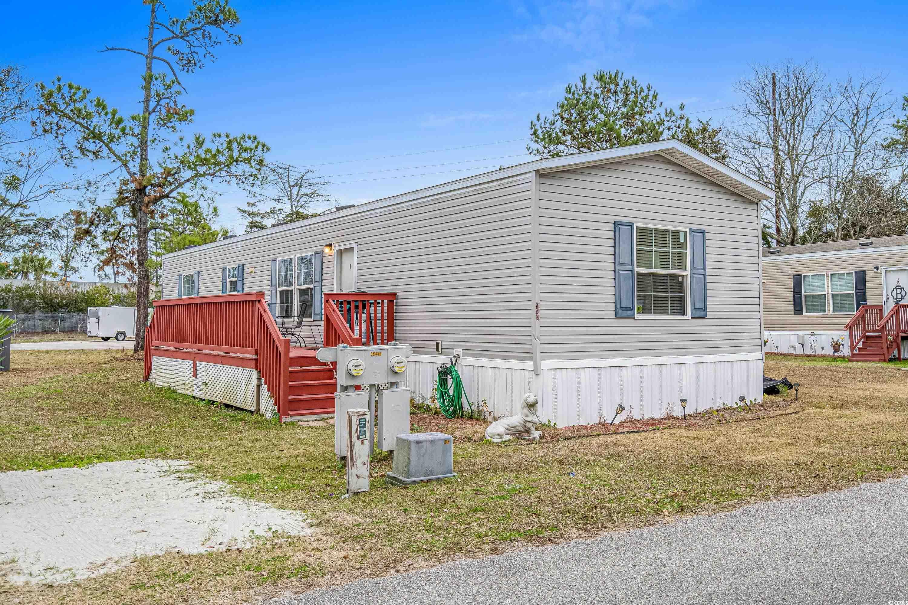 Manufactured / mobile home featuring a deck and a