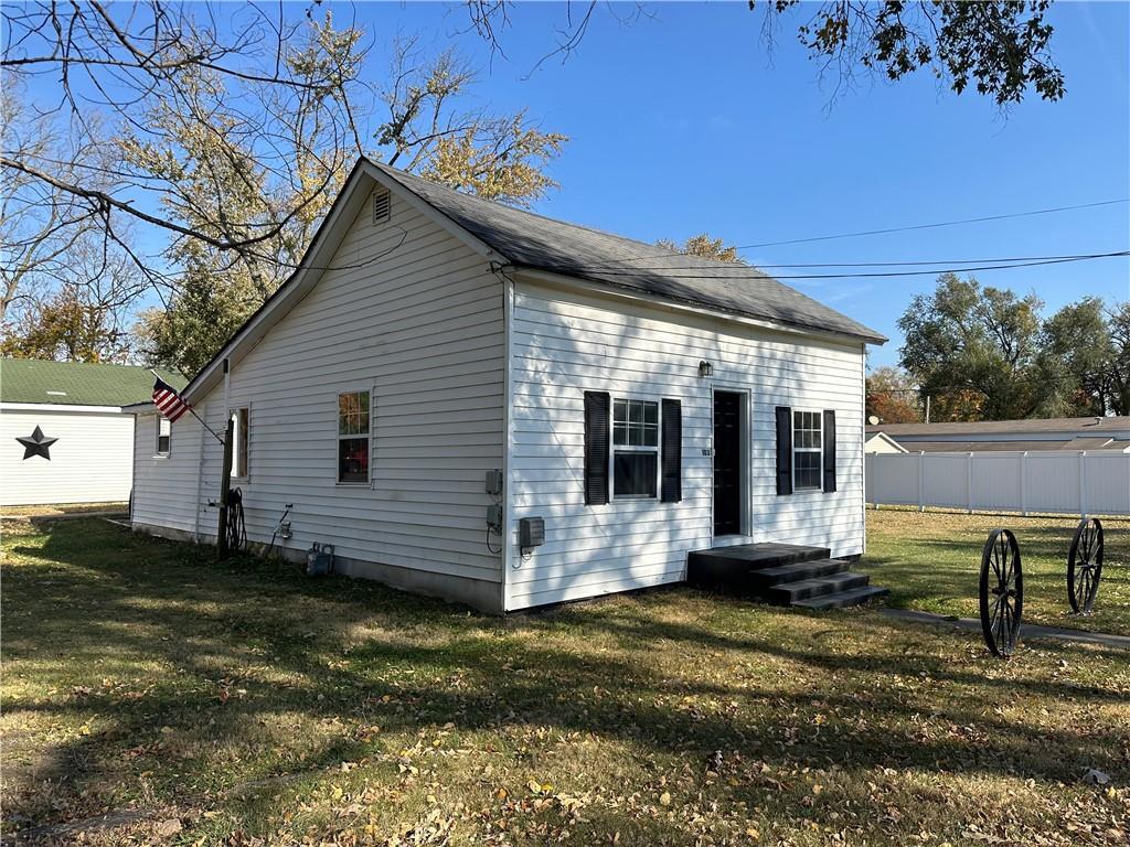 a view of a house with backyard