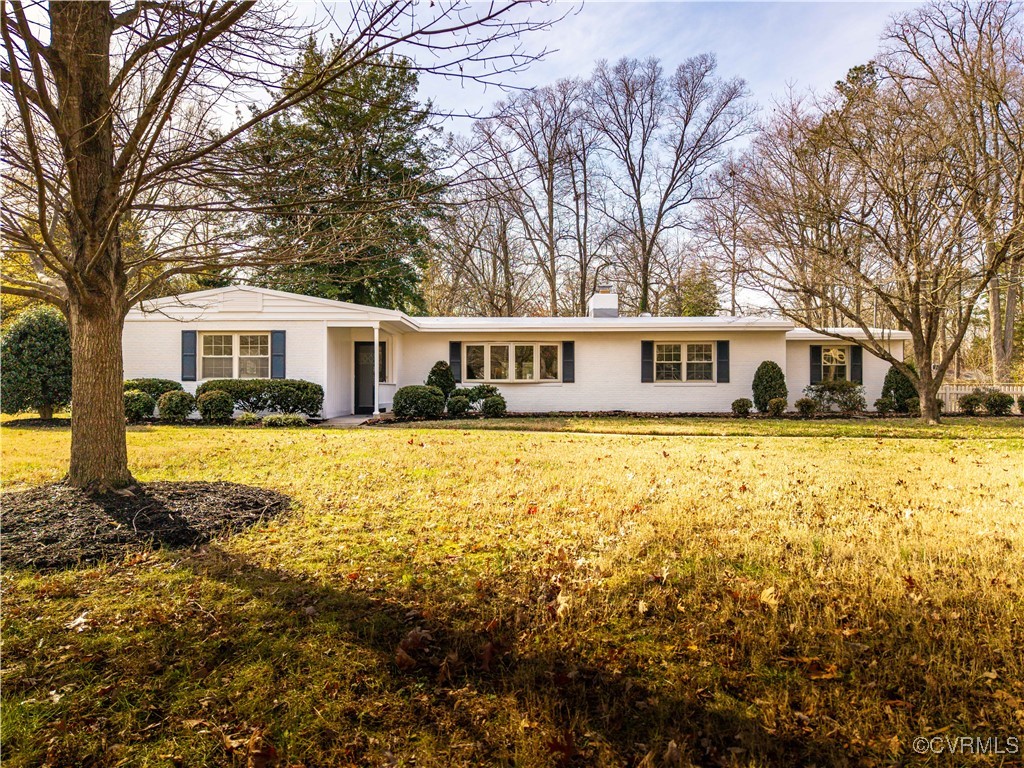 Ranch-style house featuring a front yard