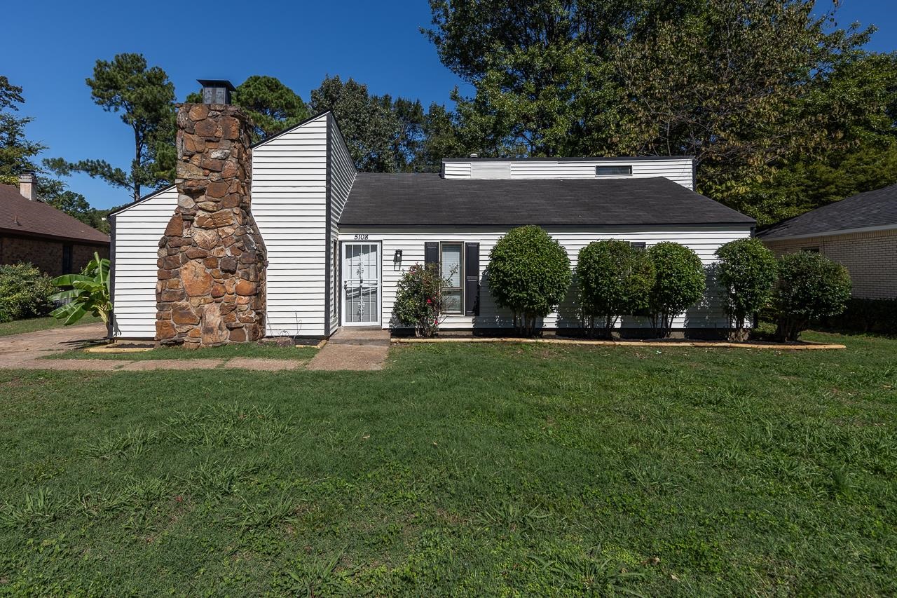 a view of a house with a yard