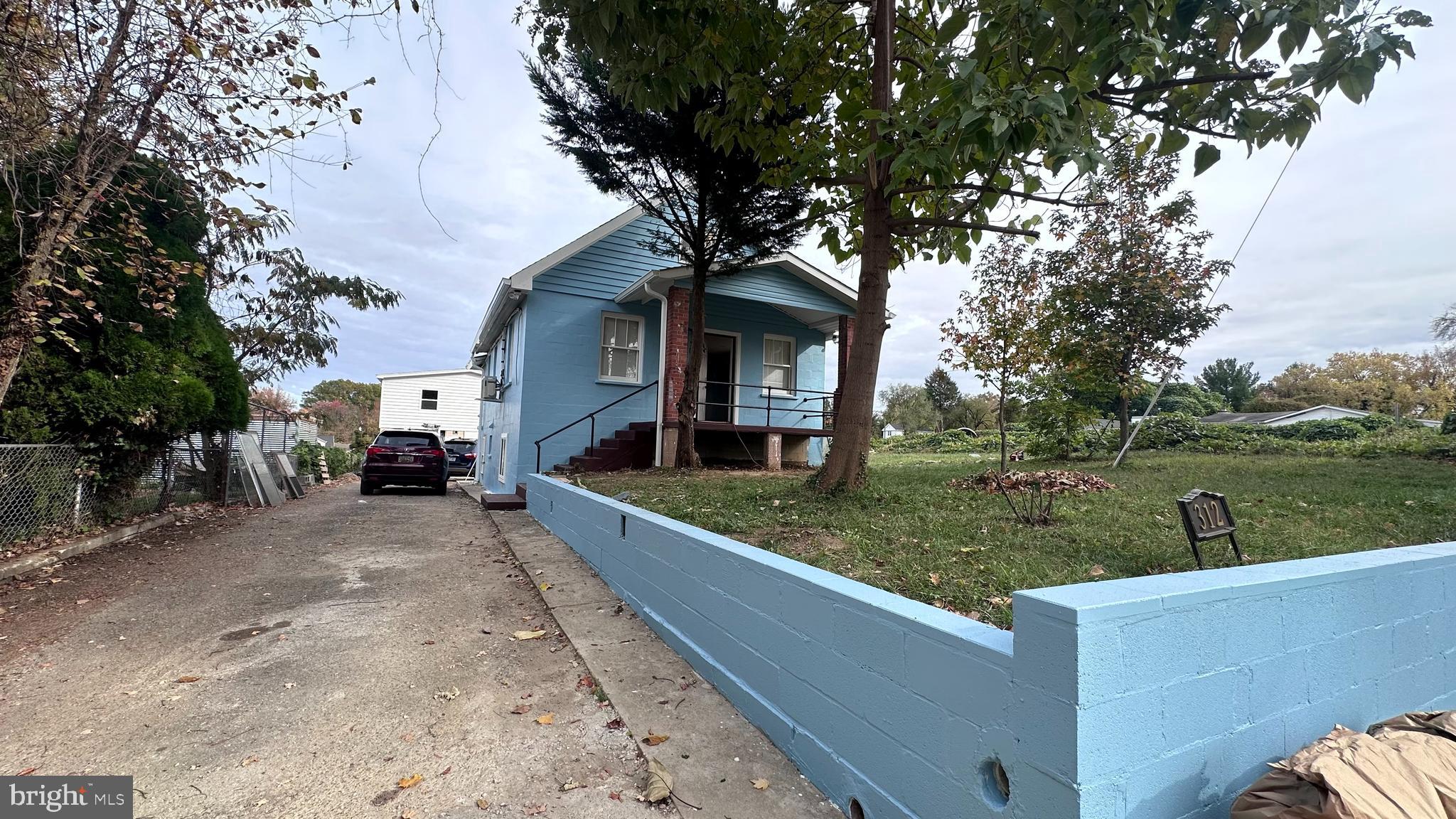 a view of a house with a yard