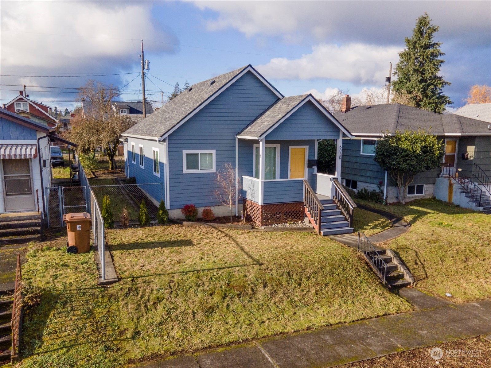 a view of a house with backyard