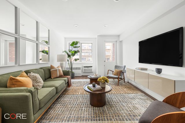 $950,000 | 170 West 23rd Street, Unit 4U | Chelsea