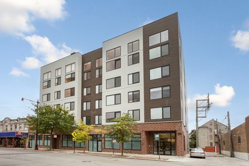 $2,200 | 1531 West Howard Street, Unit 506 | East Rogers Park