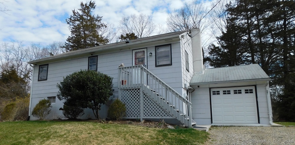 a view of a house with a yard