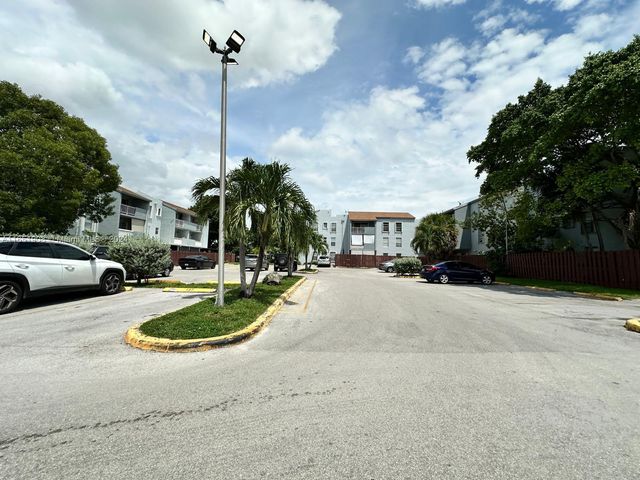 $260,000 | 1725 West 60th Street, Unit F307 | Hialeah