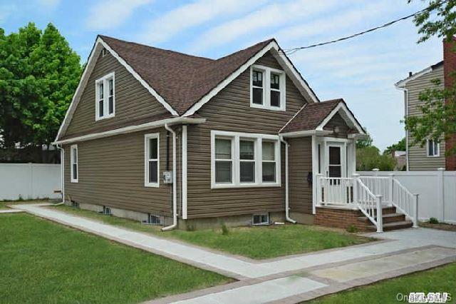 View of front facade featuring a front lawn