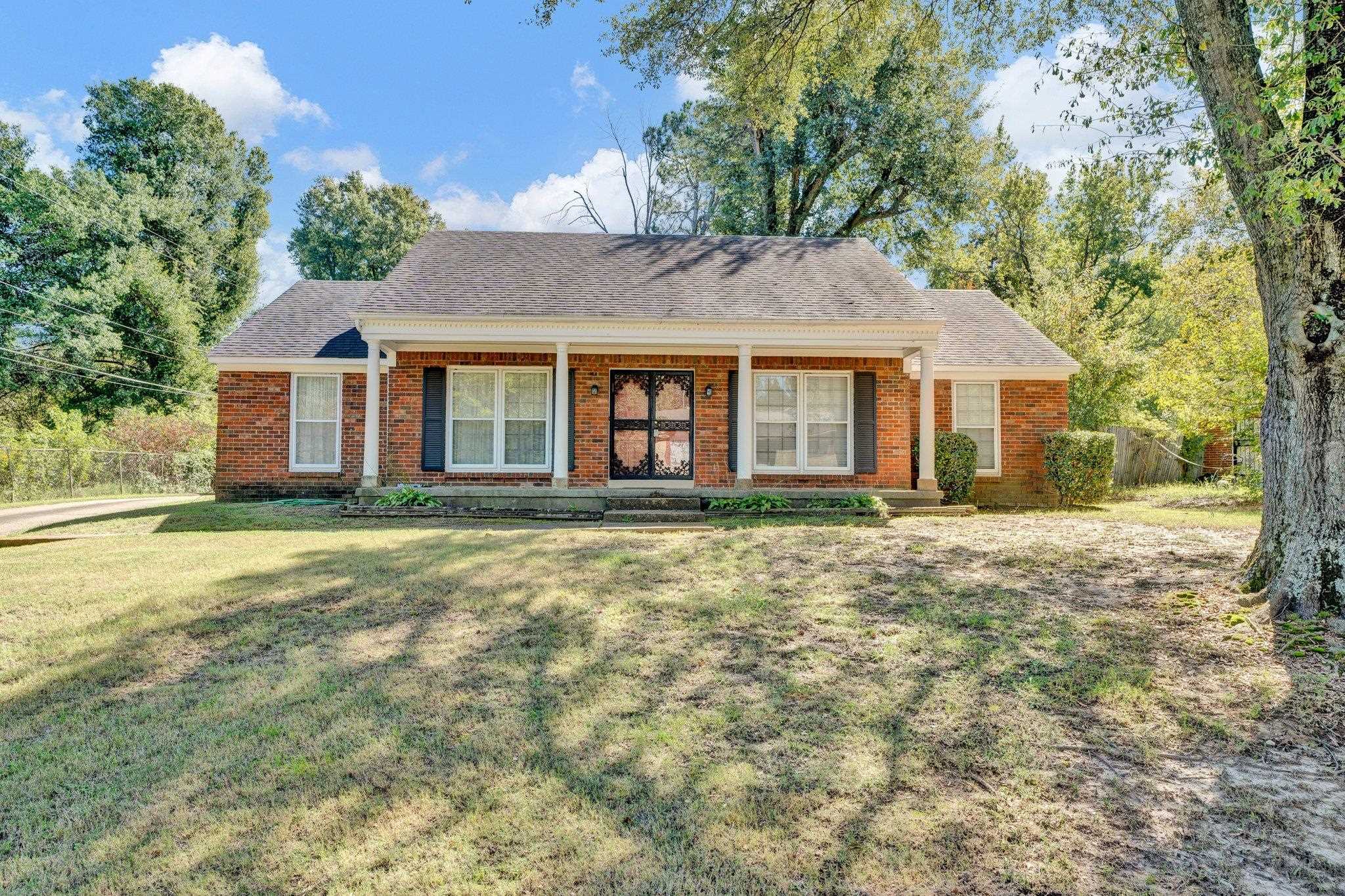 View of front of house featuring a front yard