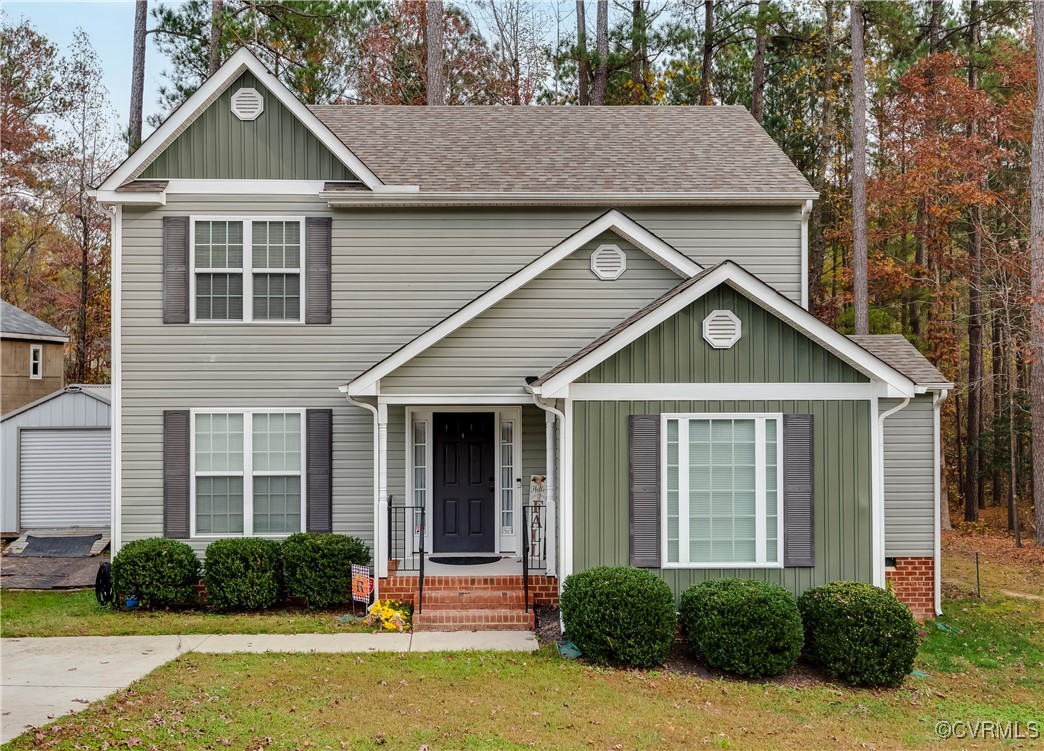 View of front facade featuring a front lawn