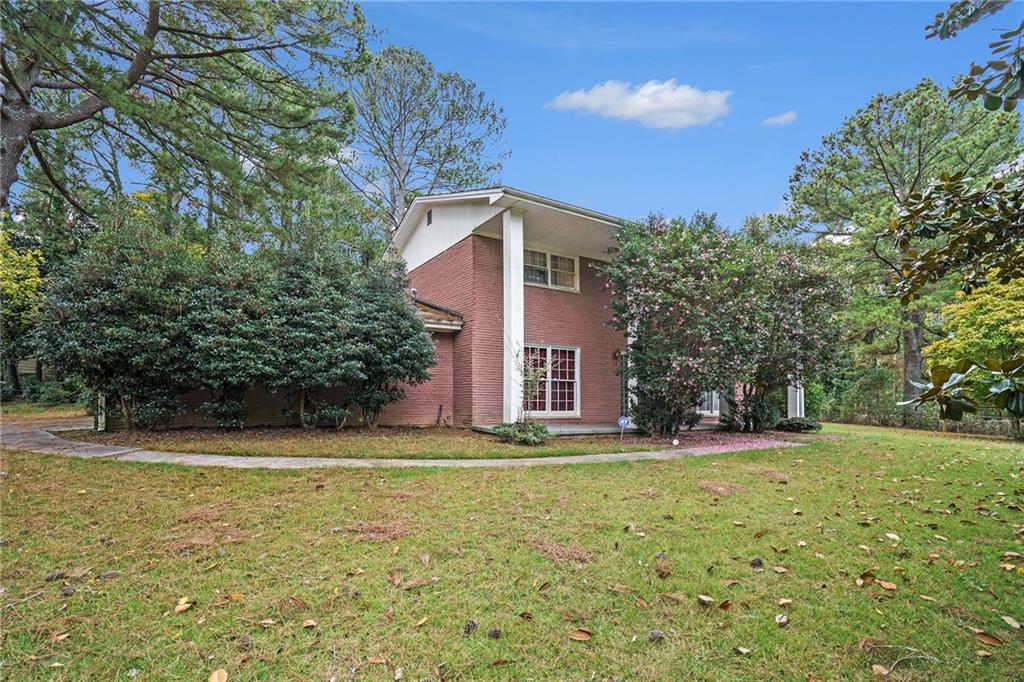 a view of a house with a yard