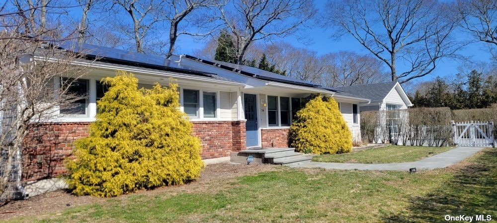 a view of a house with backyard