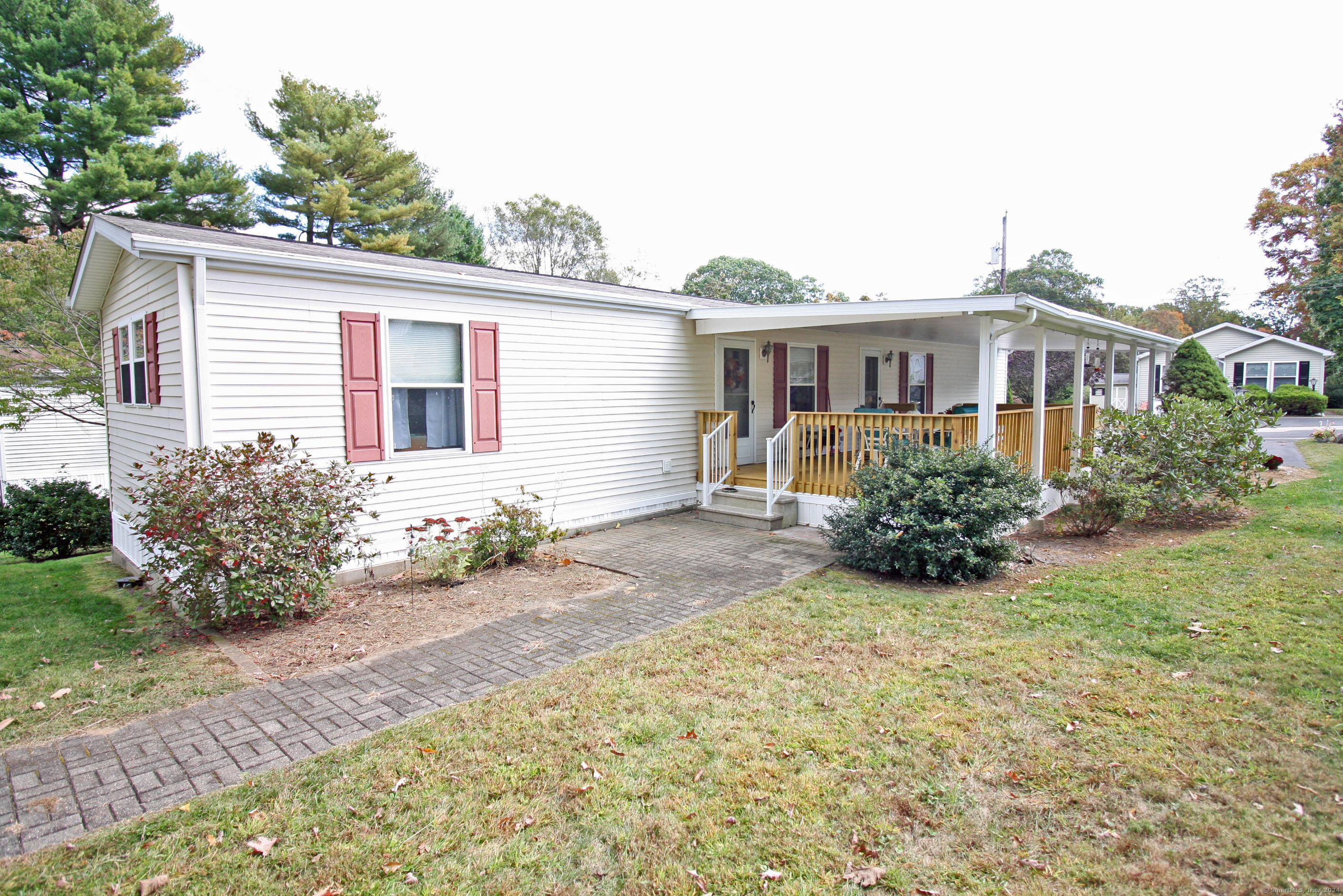 a view of a house with backyard and garden