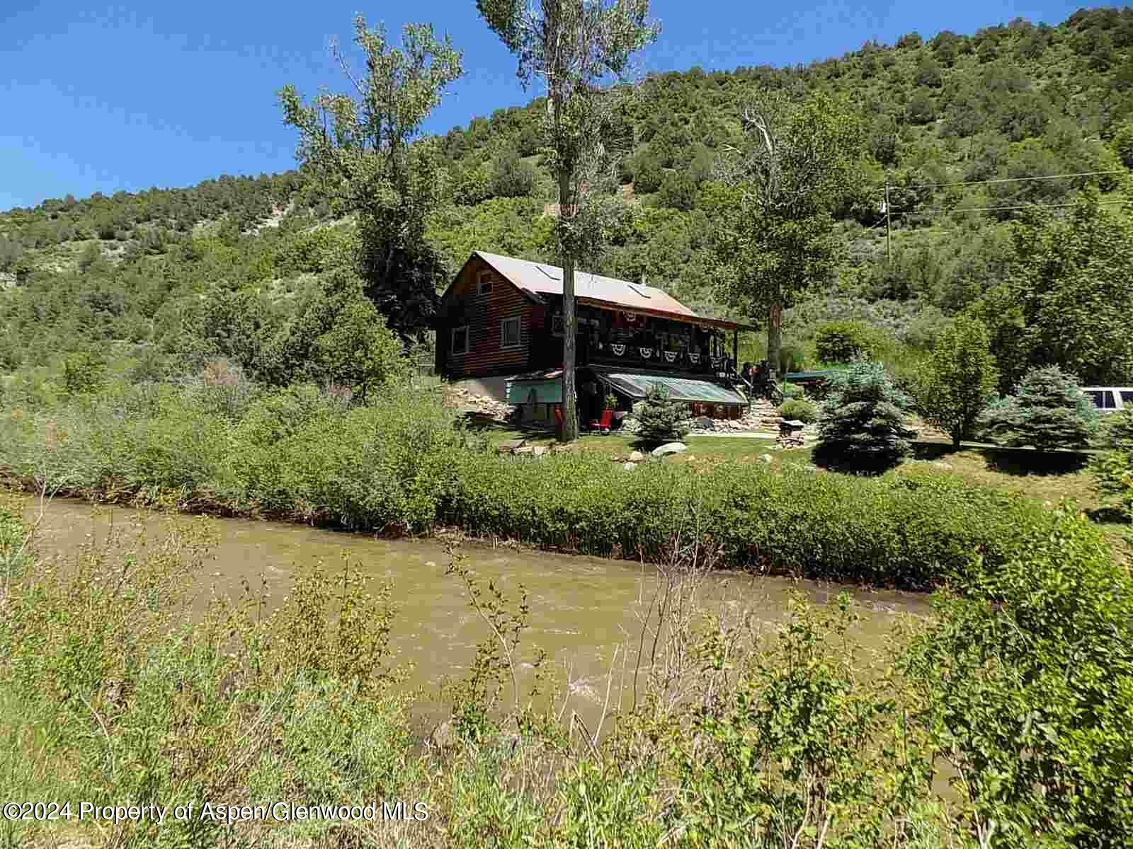 a view of a back yard