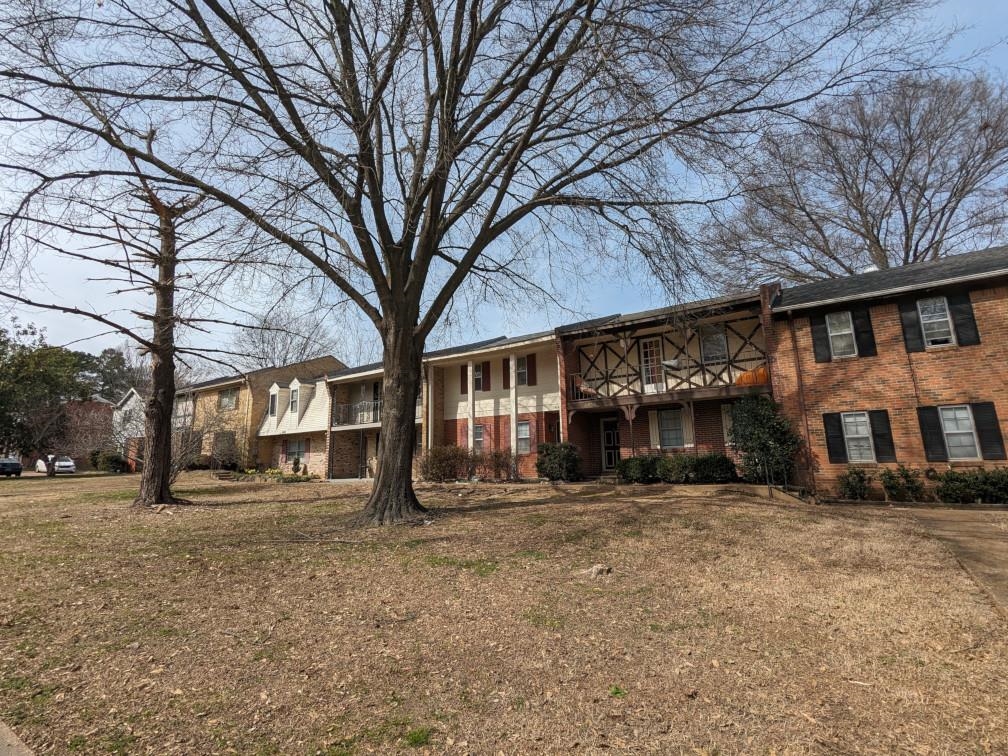 a view of a house with a yard