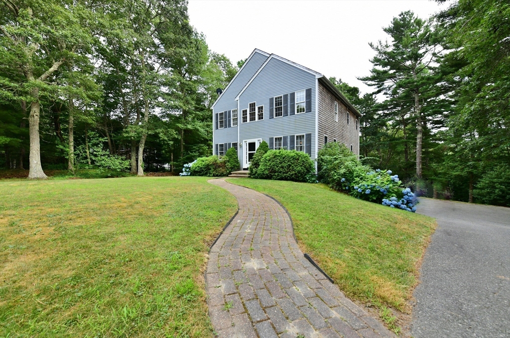 a view of a house with a yard