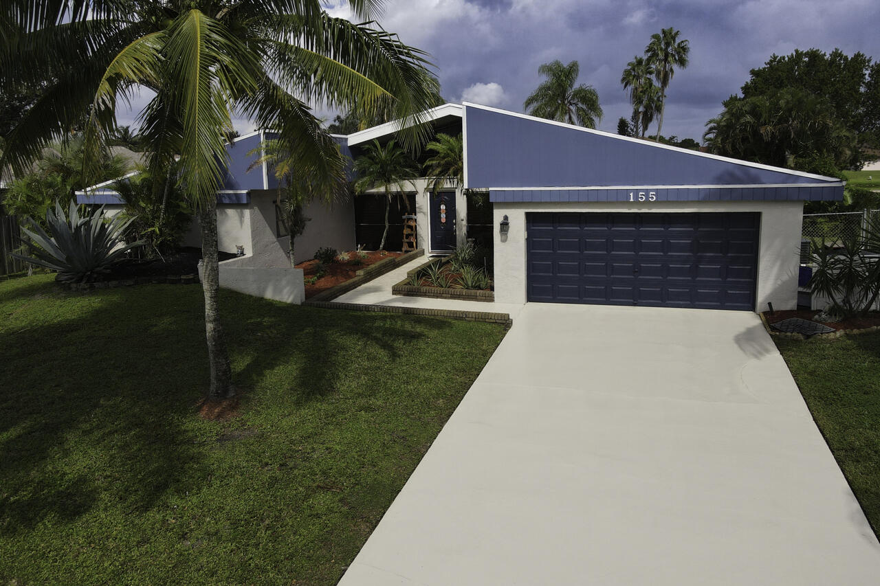 a view of a house with backyard and porch