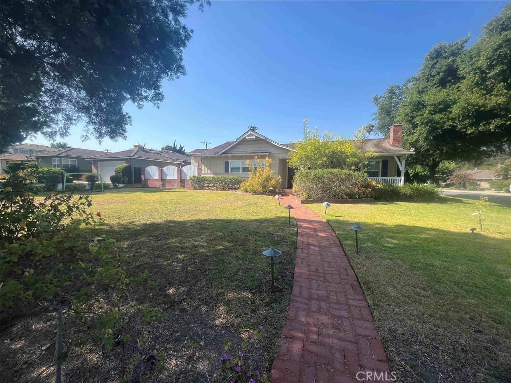 a view of a house with a yard