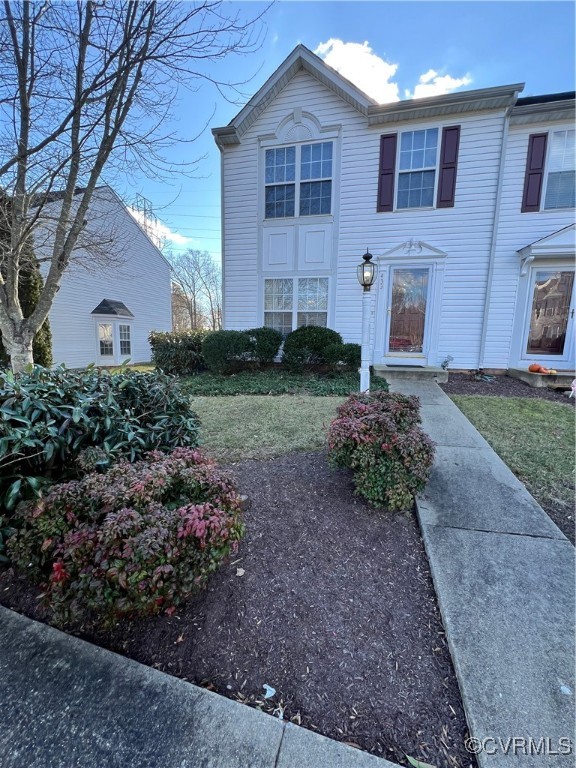 View of front of property featuring a front lawn