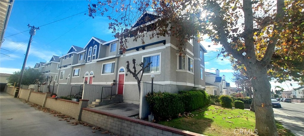 a view of a house with a yard